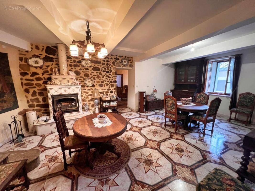 Maison à MONTOULIERS