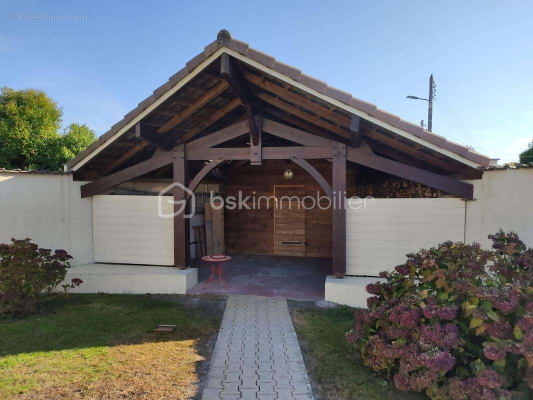 Maison à SAUGNAC-ET-CAMBRAN