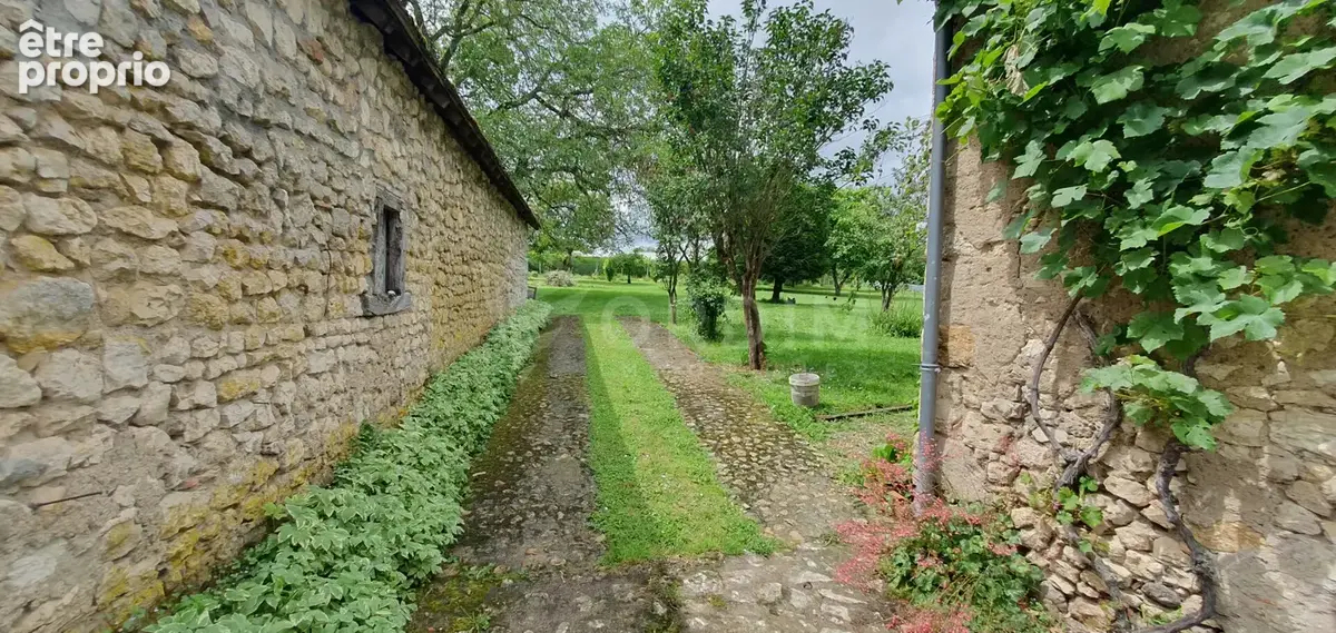 Authentique propriété en pierre avec cour intérieure, grange, colombier et vue sur le canal - photo 18