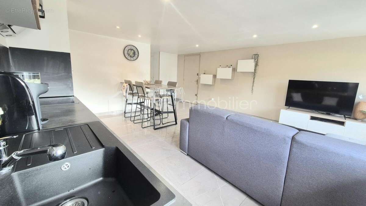 Appartement à SOLLIES-PONT