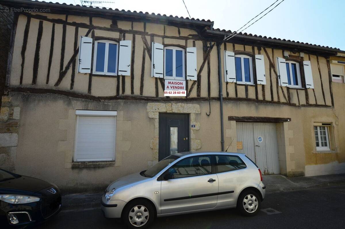 049 - Maison à VIC-FEZENSAC