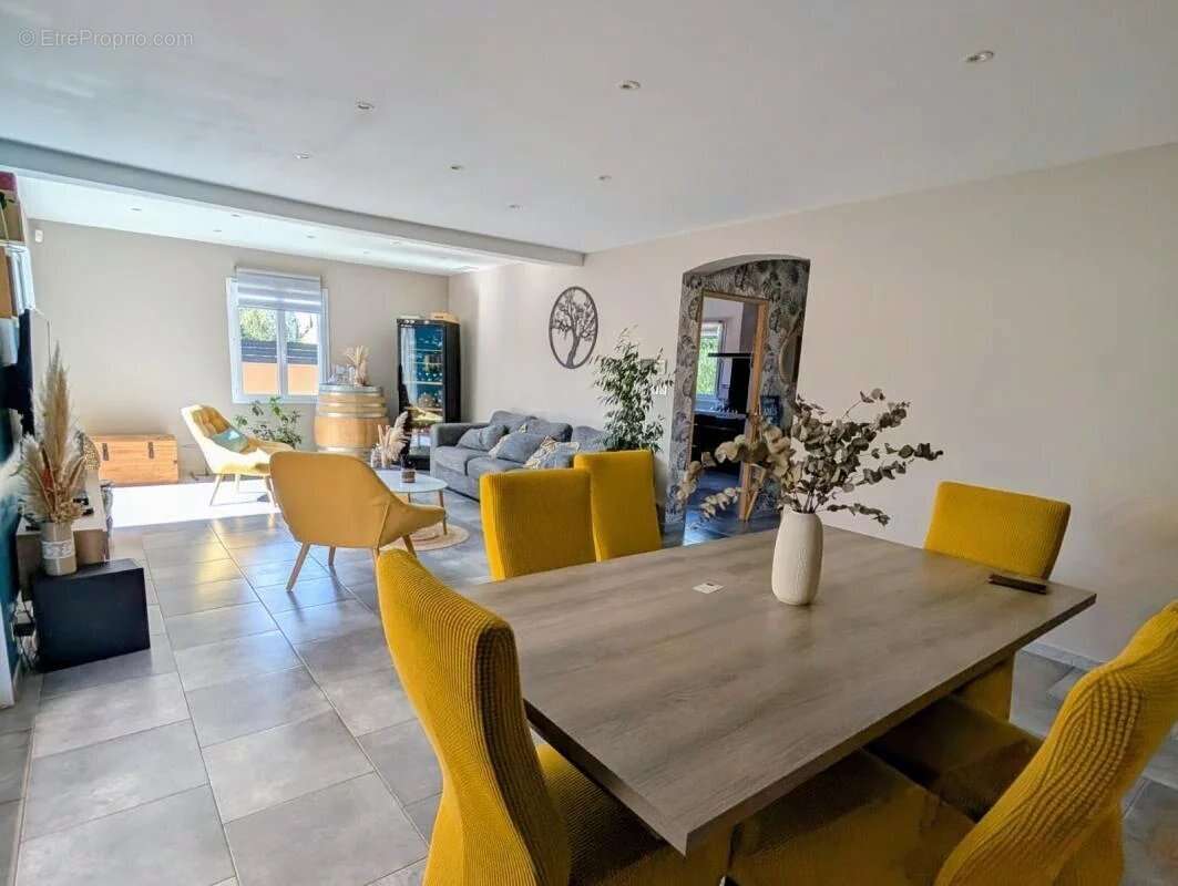 Maison à JONQUIERES-SAINT-VINCENT