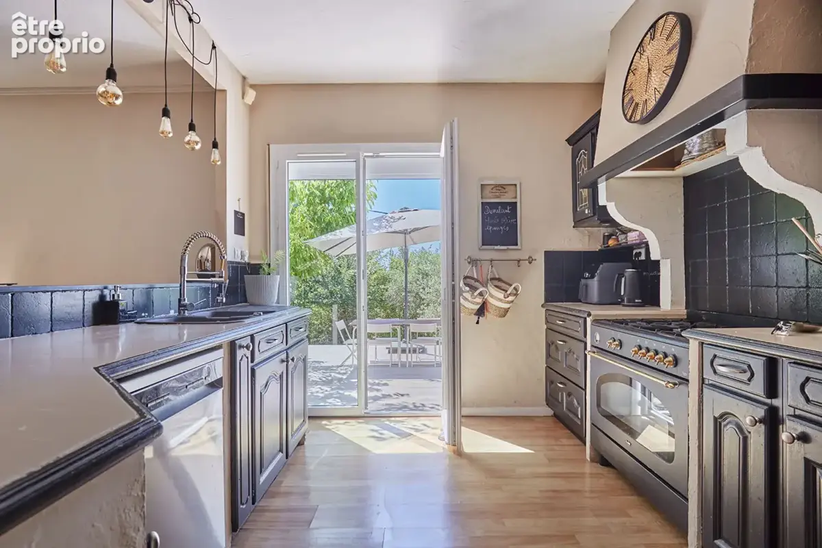 EXCLUSIVITÉ ERA CAZAN - Maison provençale avec vue dégagée, piscine et double garage à Vernègues - photo 7