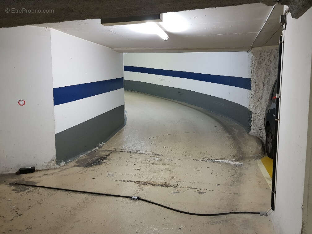 Grand emplacement de parking - photo 5