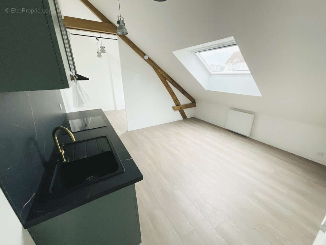 pièce de vie avec cuisine équipée  - Appartement à TROYES