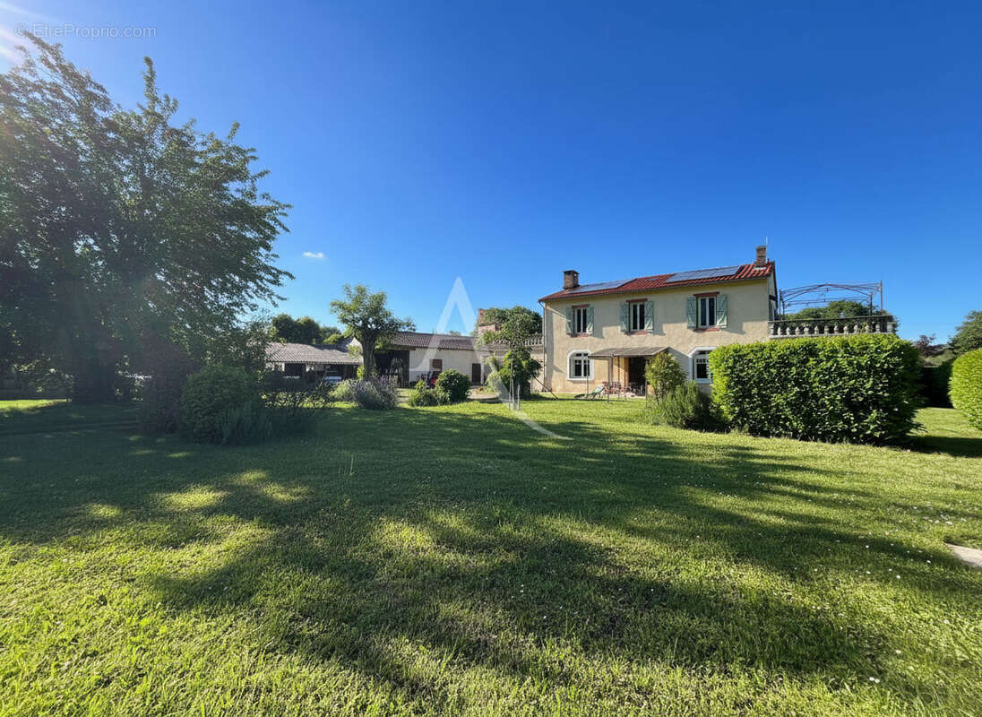 Grande maison de 200m² avec 5 chambres et dépendances sur St-Sulpice ! - photo 12