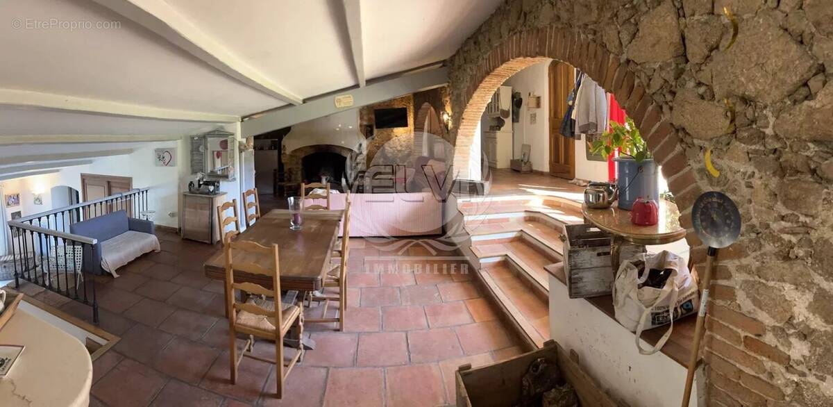 Maison à PLAN-DE-LA-TOUR