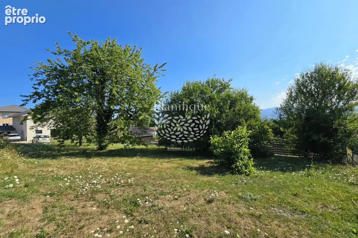 Terrain à PERS-JUSSY