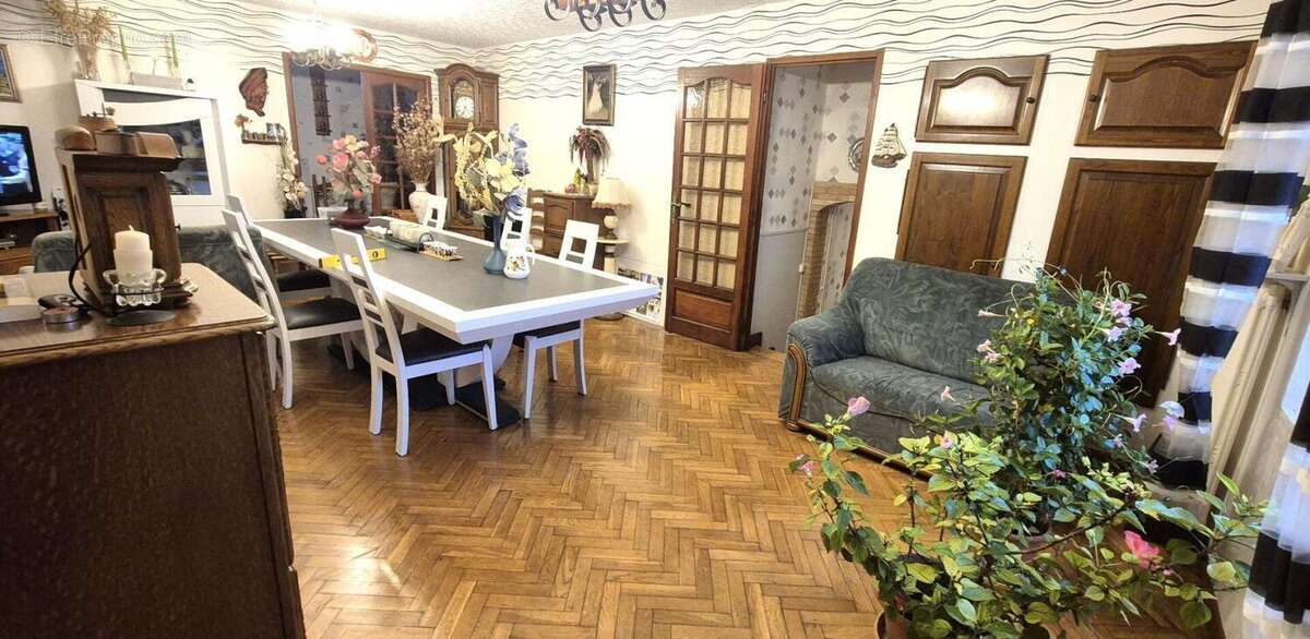 Belle Maison de Village et de Caractère de 1815 de 155 m² Rénover et Entretenue avec Goût avec sa Cour avant et Terrasse de 115  - photo 4