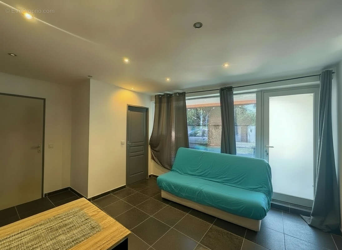 Appartement Saint Aygulf 1 pièce(s) 28 m2 + local commercial 10m² - photo 2