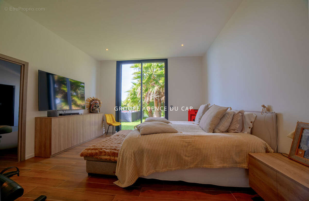 Villa 18 pièces avec piscine garage vue dégagée sur la colline, aux issambres - photo 10