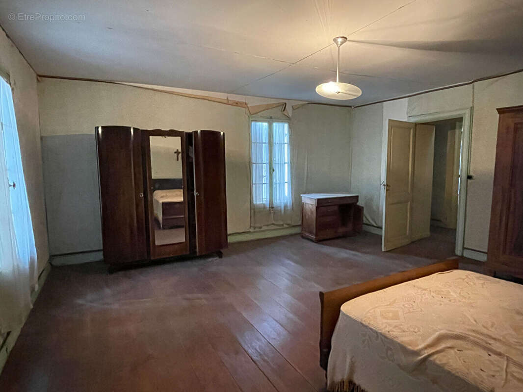 Grande maison en pierre à rénover dans un village prisé - photo 16
