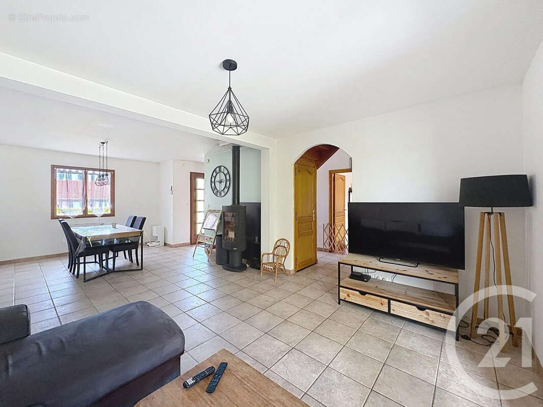 Maison 111 m² à La Riviere-De-Corps  - photo 3