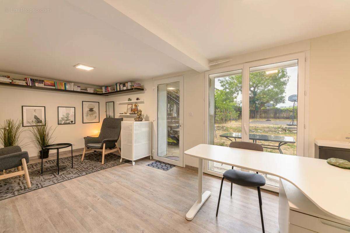 Maison de 8 pièces de 190.27 m² à Saint-Pierre-des-Corps - photo 2