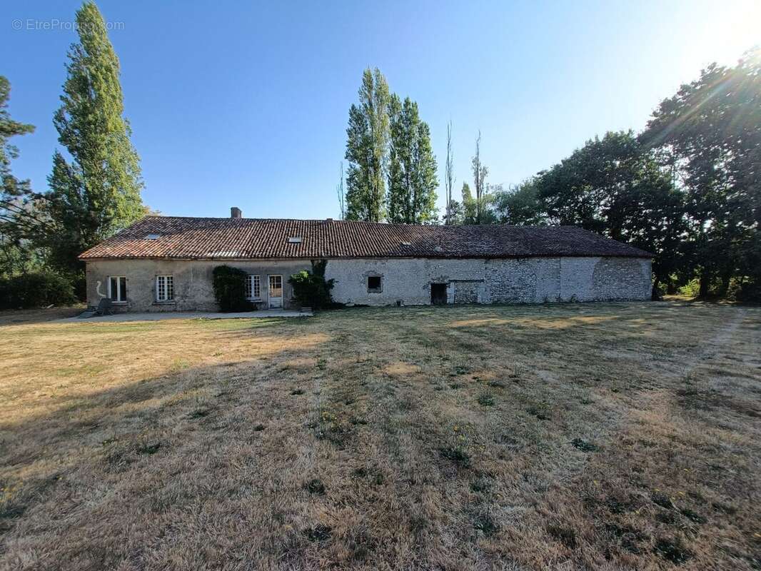 Maison 146 m² à La Puye  - photo 5