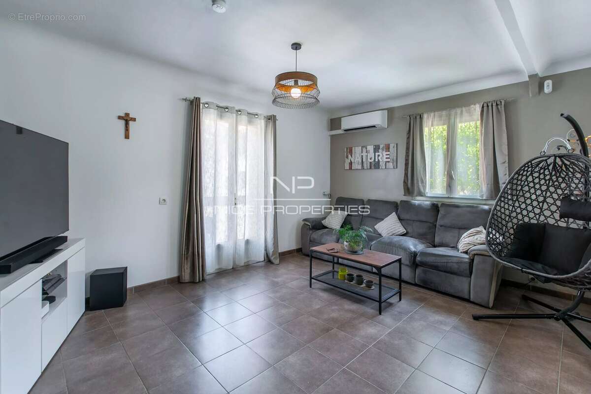 LEVENS - Maison familiale de 122 m² avec piscine, garage et nombreux stationnements - photo 5