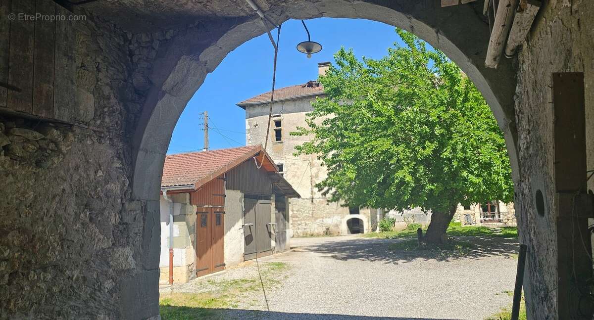 Authenticité et espace : grande maison mitoyenne en pierre avec 5 chambres à vendre à CHINDRIEUX avec garage et terrain proche d - photo 2