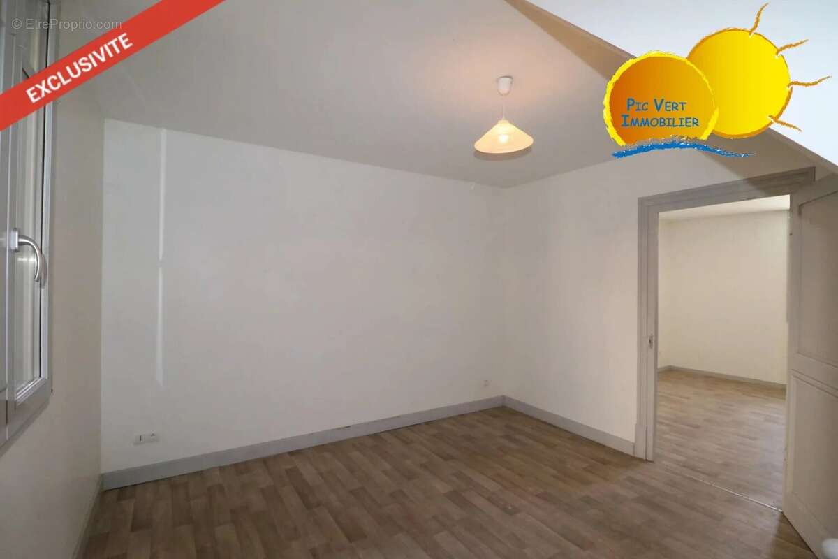 Immeuble avec commerce et 3 appartements, greniers, patio, garage - photo 2