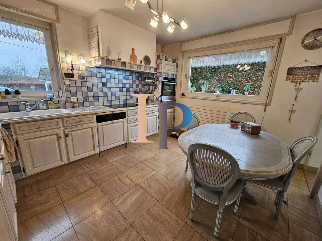 Maison à POUILLY-SOUS-CHARLIEU