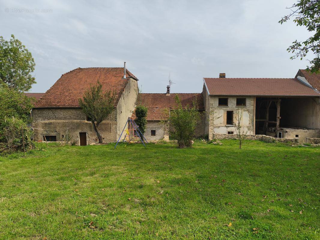 Maison à COMBEAUFONTAINE