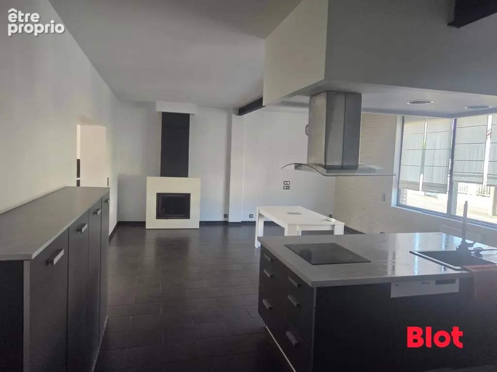 Maison 181 m² à Fougeres  - photo 1
