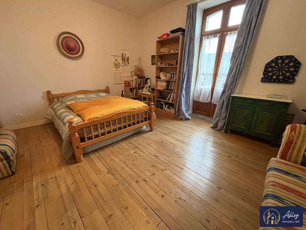 Maison 7 pièces RIOM-ES-MONTAGNES (Cantal) - Maison à RIOM-ES-MONTAGNES