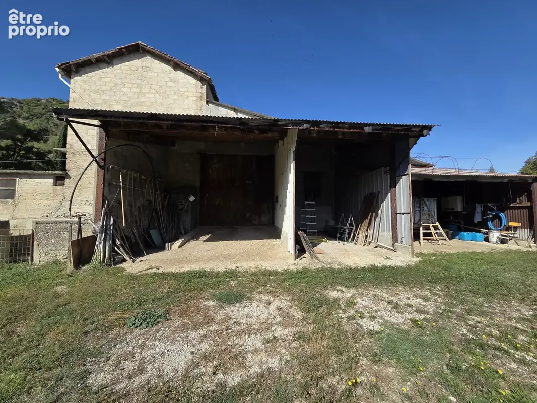 Condorcet, maison ancienne, 200 m2 de dépendances, 7800m2 terrain plat attenant. - photo 3