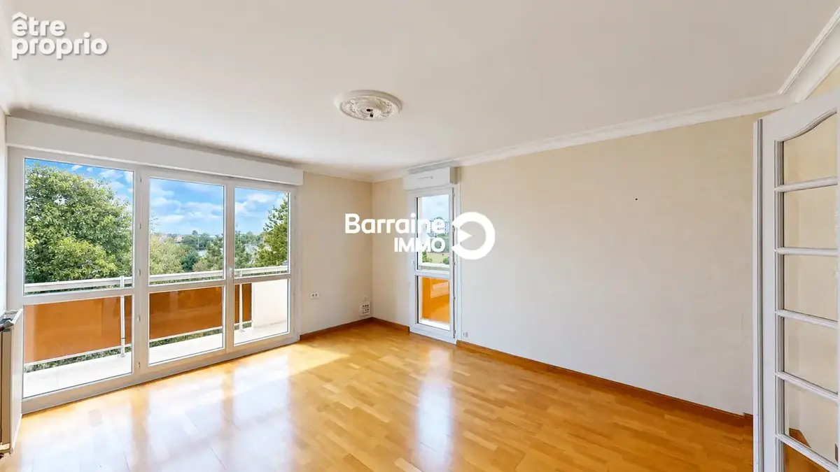 Exclusivité menez-paul : dernier étage, appartement t4 - ascenseur - deux balcons et parking - photo 2