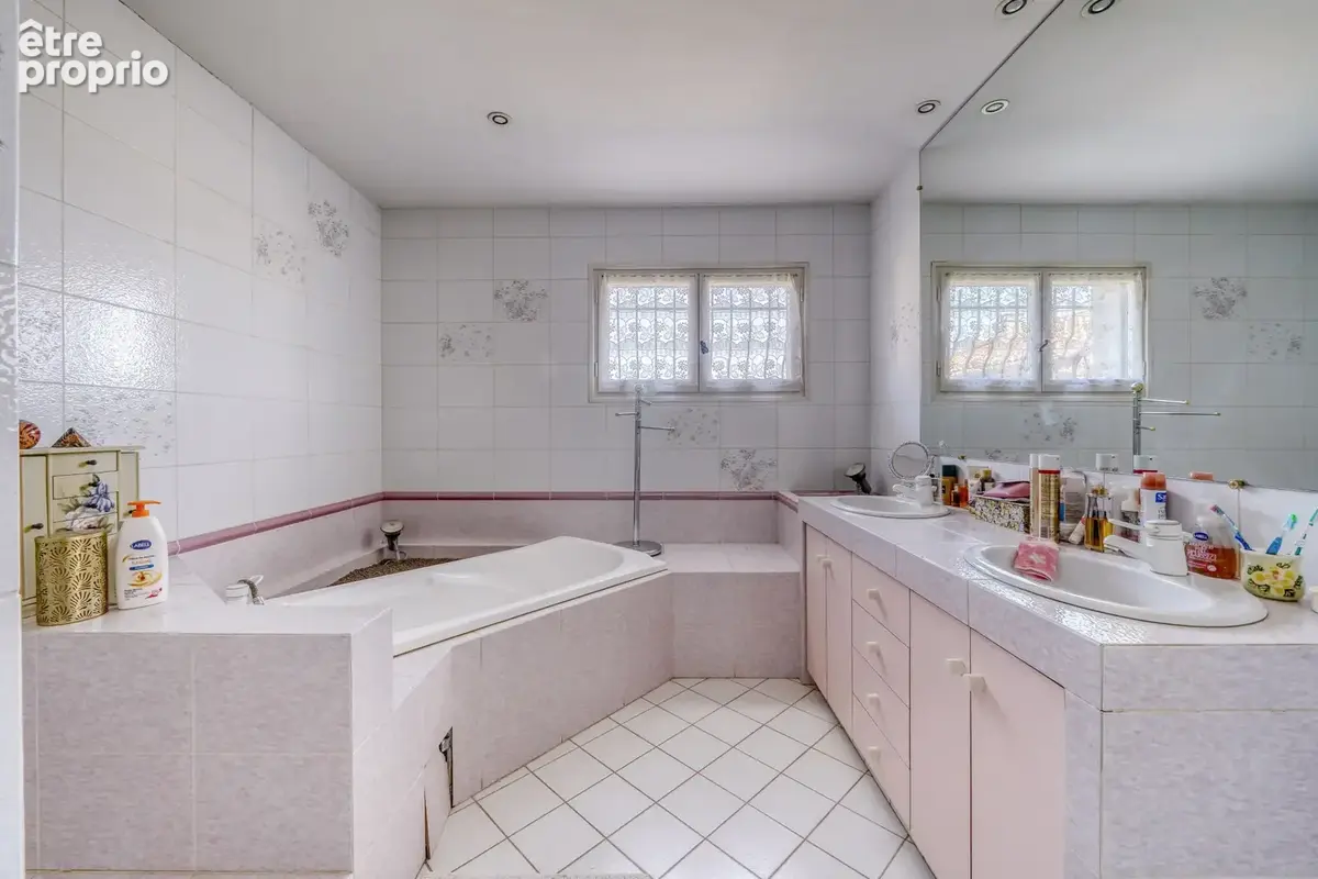Maison 6 pièces en R+1 de 171m2 sur parcelle de 1571m2 - photo 8