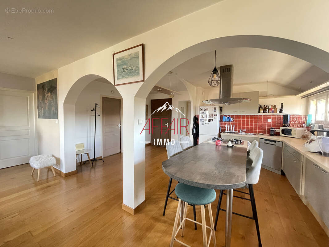 Appartement à COLLONGES-SOUS-SALEVE