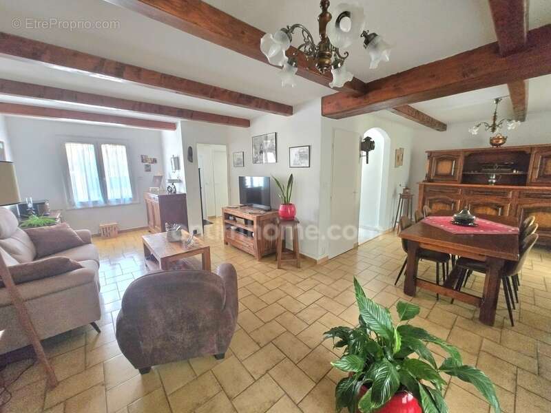 À seulement 50 mètres de la mer ! Une villa lumineuse avec jardin piscinable dans un environnement exceptionnel. Maison à vendre - photo 3