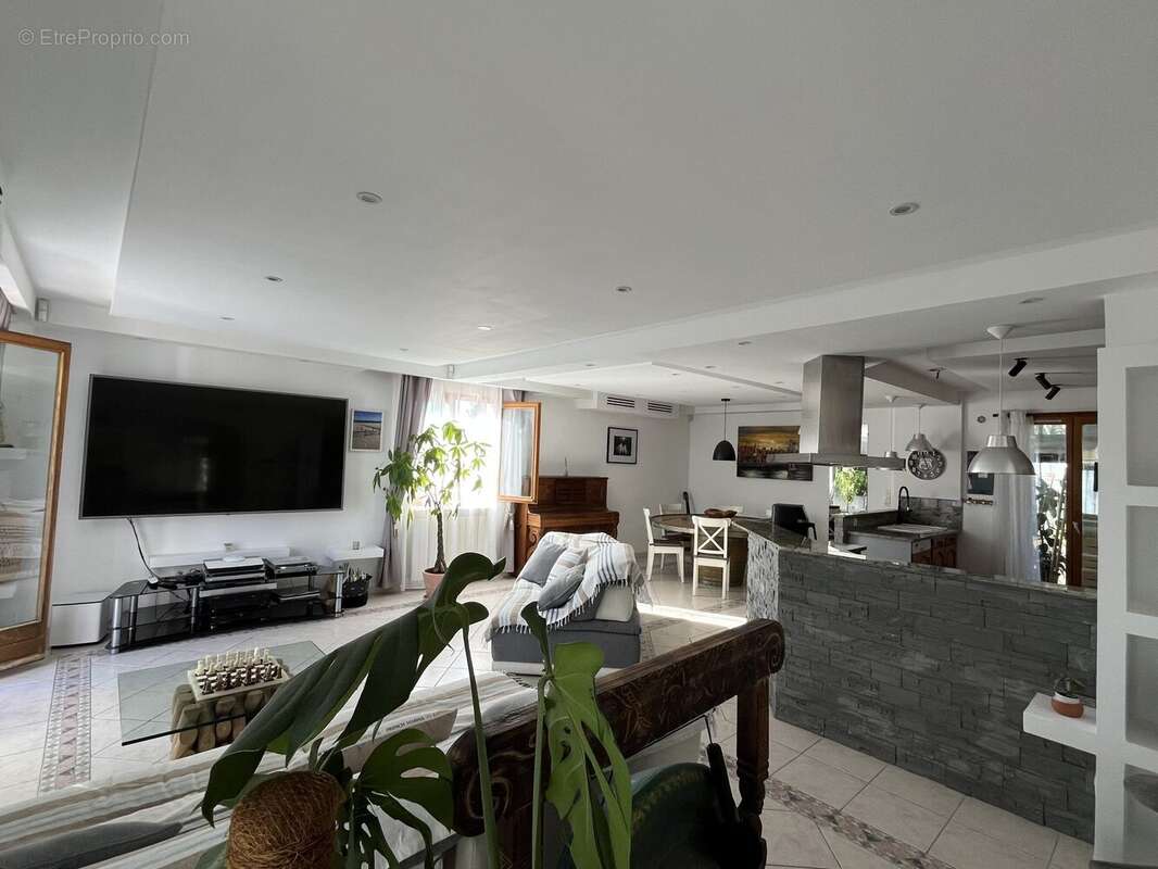 Maison à VIC-LA-GARDIOLE