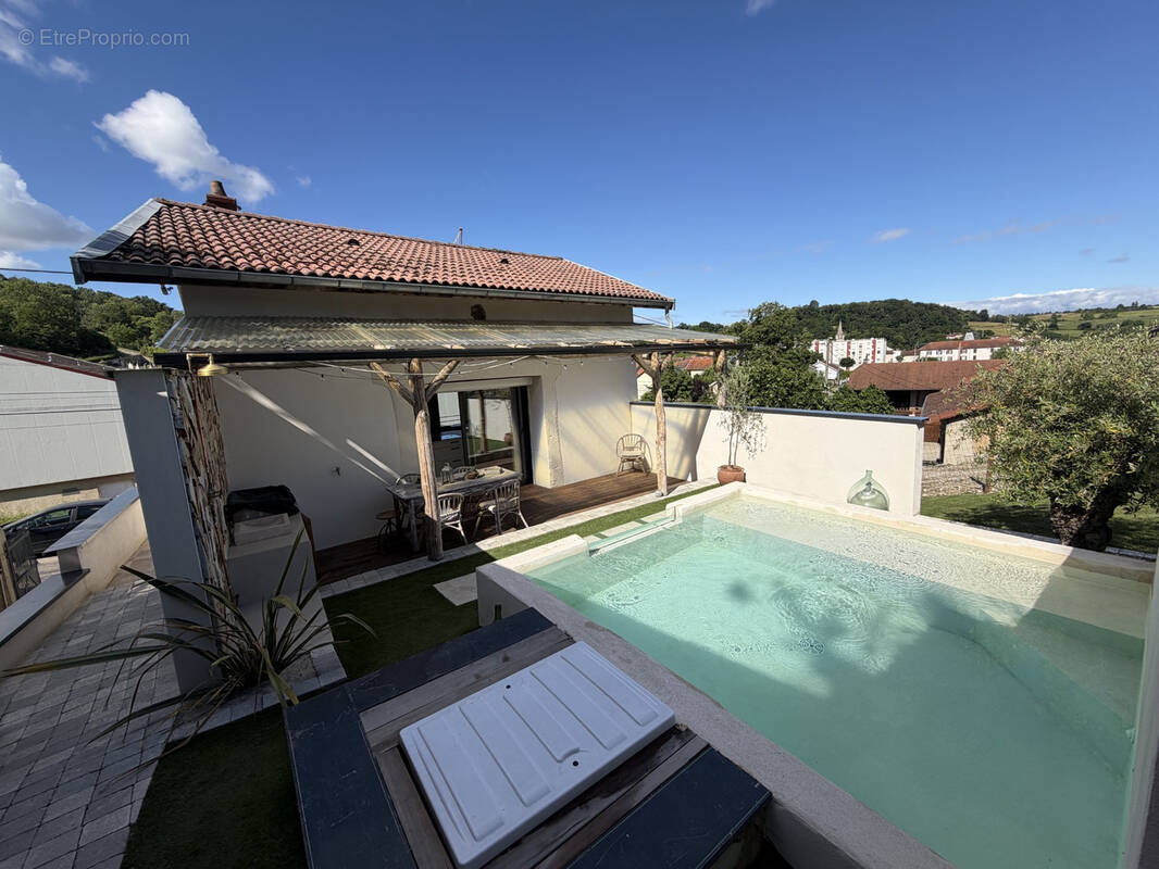 Maison à NIVOLAS-VERMELLE