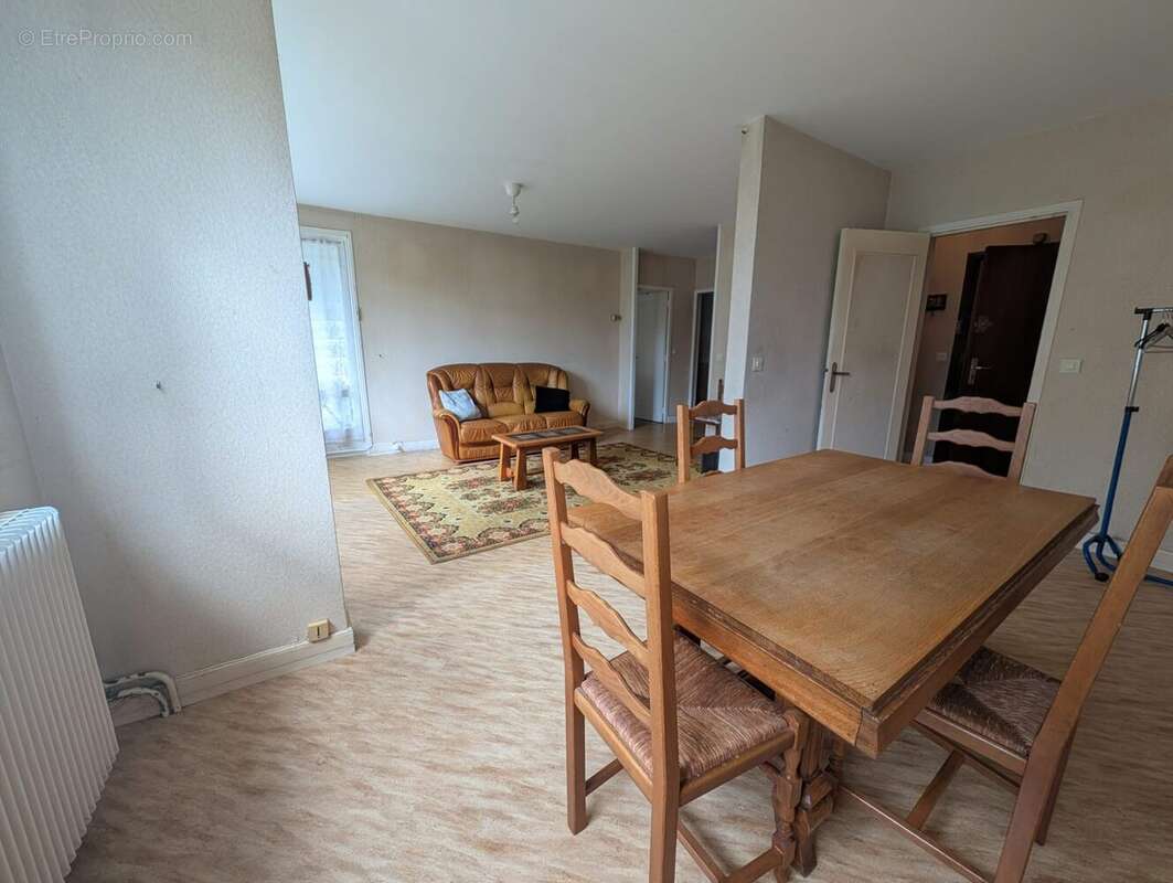 Appartement à LES CLAYES-SOUS-BOIS