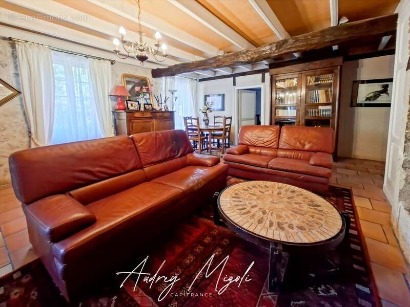 Propriété en pierre 8 pièces, 5 chambres, dépendances, piscine, terrain 7800m² - photo 9