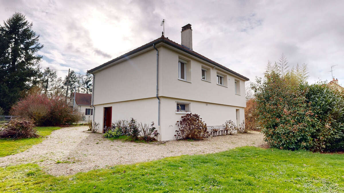 Maison à NEUILLY-LE-REAL