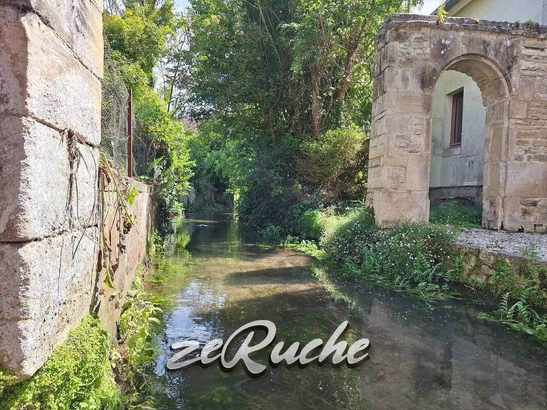  À vendre – Charmante maison de village au cachet exceptionnel avec jardin bordé de rivière - photo 11
