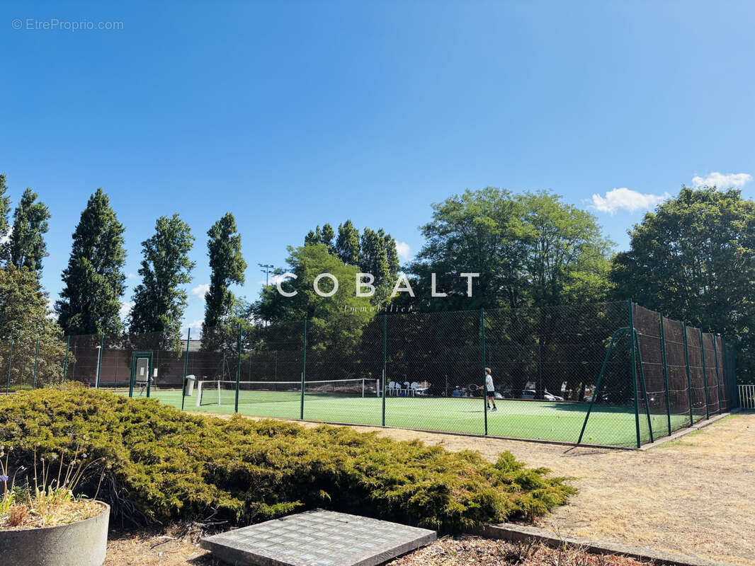 Bel appartement de 50 m2 à rafraîchir dans une résidence avec tennis - photo 16