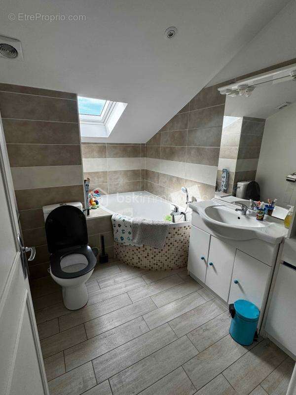 Maison avec logement indépendant loué, dépendances et terrain de 2 363 m² - photo 7