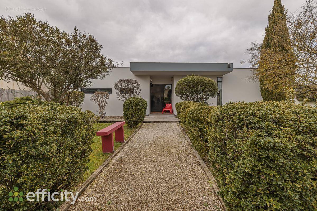 Maison à AMBARES-ET-LAGRAVE