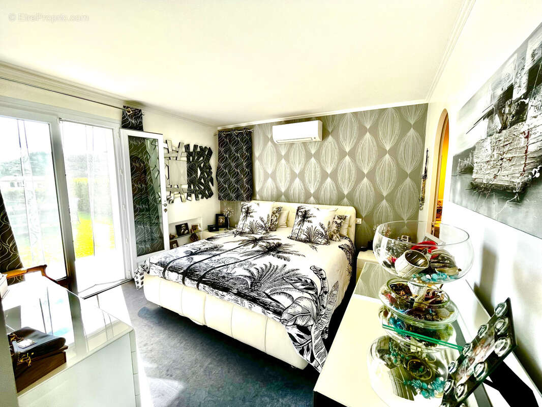 Limite mandelieu ville t4/t5 de 150m2 vue mer panoramique jardin entourant jacuzzi garage - photo 16