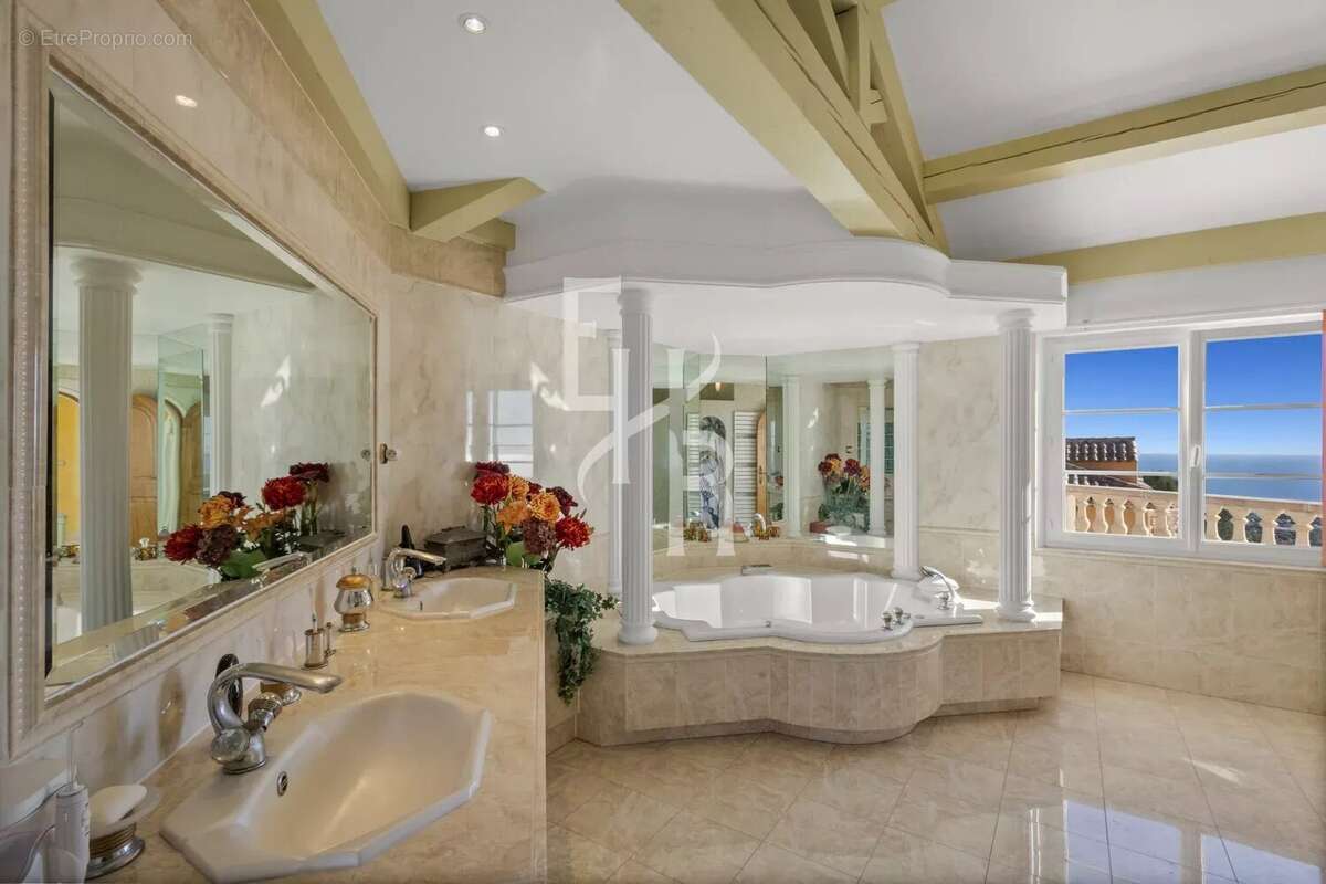 Maison à ROQUEBRUNE-SUR-ARGENS