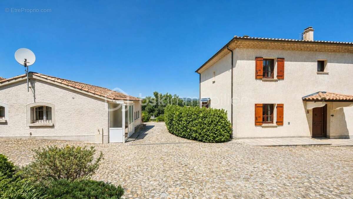 Maison traditionnelle avec très belle vue, grands volumes et terrain de plus de 2 000 m² - photo 2