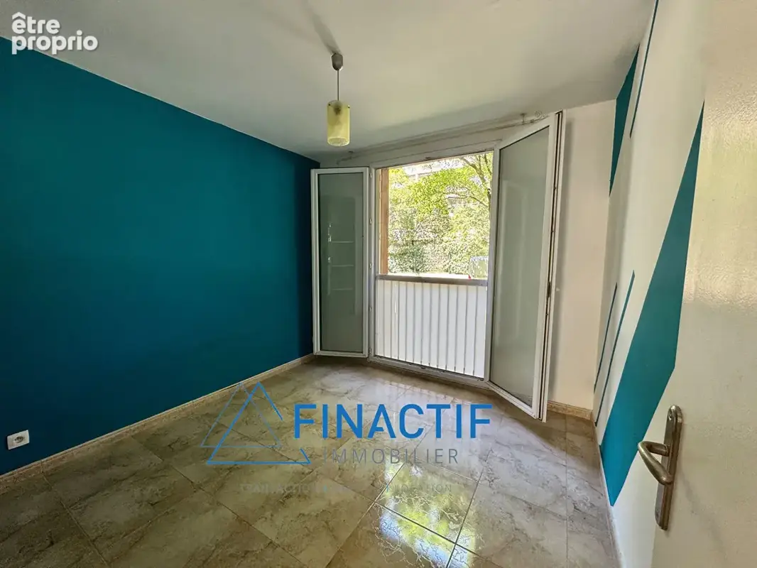 Appartement Type 3/4 - 73,41 m2 - Cave - Garage fermé - photo 6