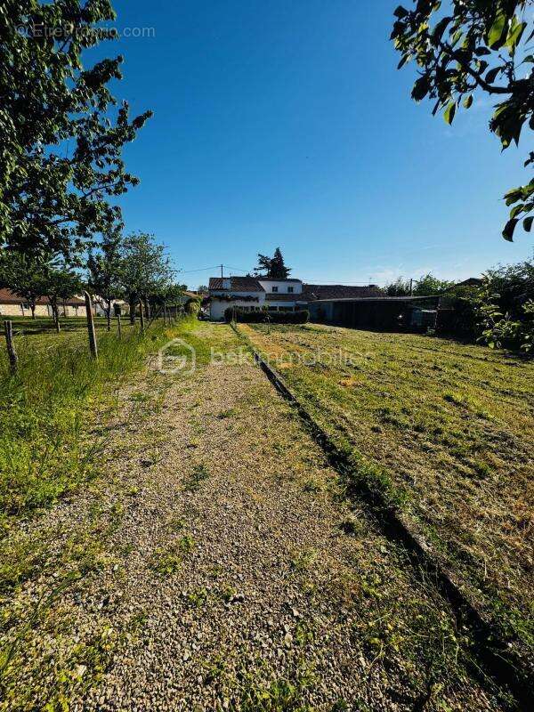 Maison de village au calme 135m2, 5 chambres 10min civray terrain 1300m2 - photo 10