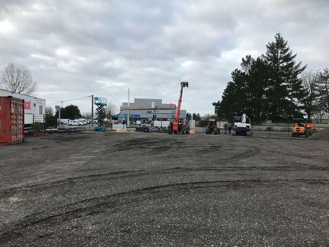 Terrain à VENDEUVRE-DU-POITOU