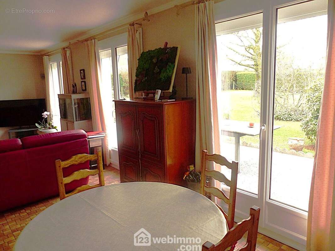 La pièce à vivre de 30 m2 est lumineuse. - Maison à ISNEAUVILLE