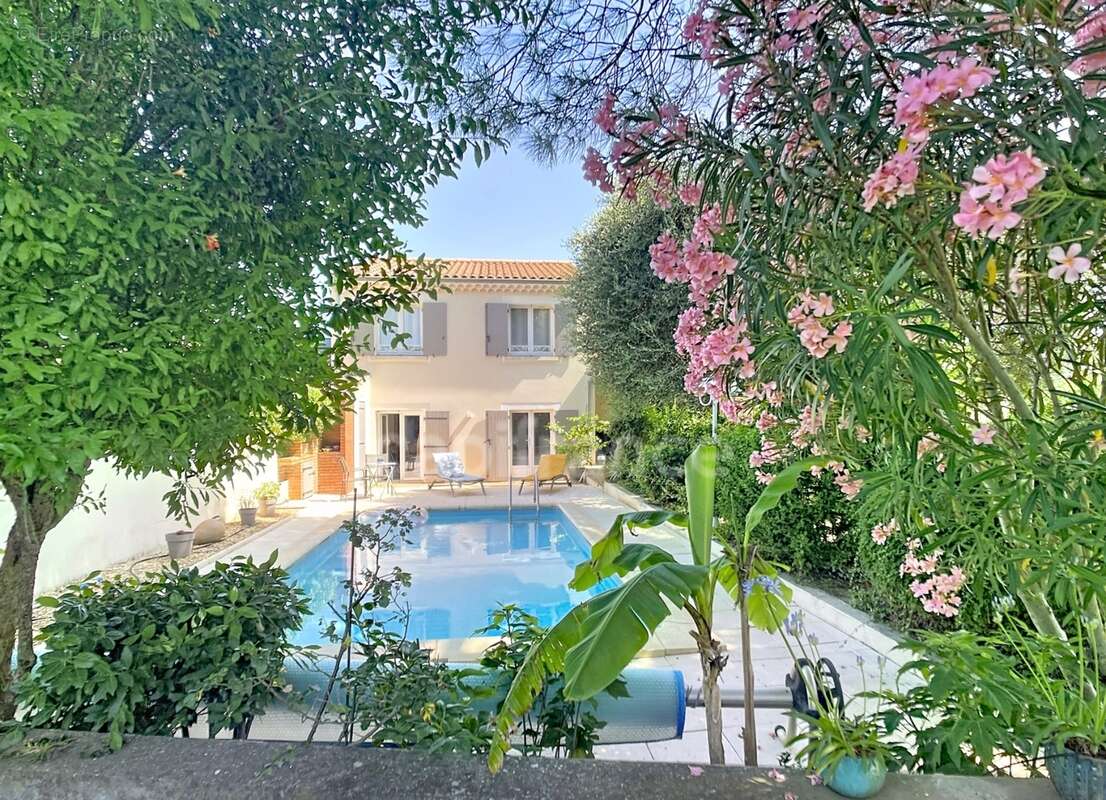MONTÉLIMAR (26200) – Maison familiale climatisée de 162 m², 5 chambres dont une vaste pièce de 35 m², piscine et jardin clos arb - photo 7