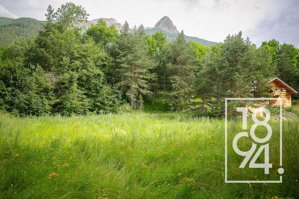 Terrain à UVERNET-FOURS