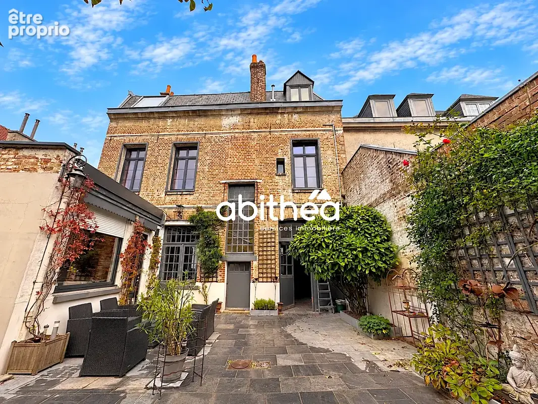 Maison en pierres blanches avec garage et extérieur - photo 10